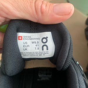 On cloud women’s waterproof sneaker.  Size 9.5 never worn